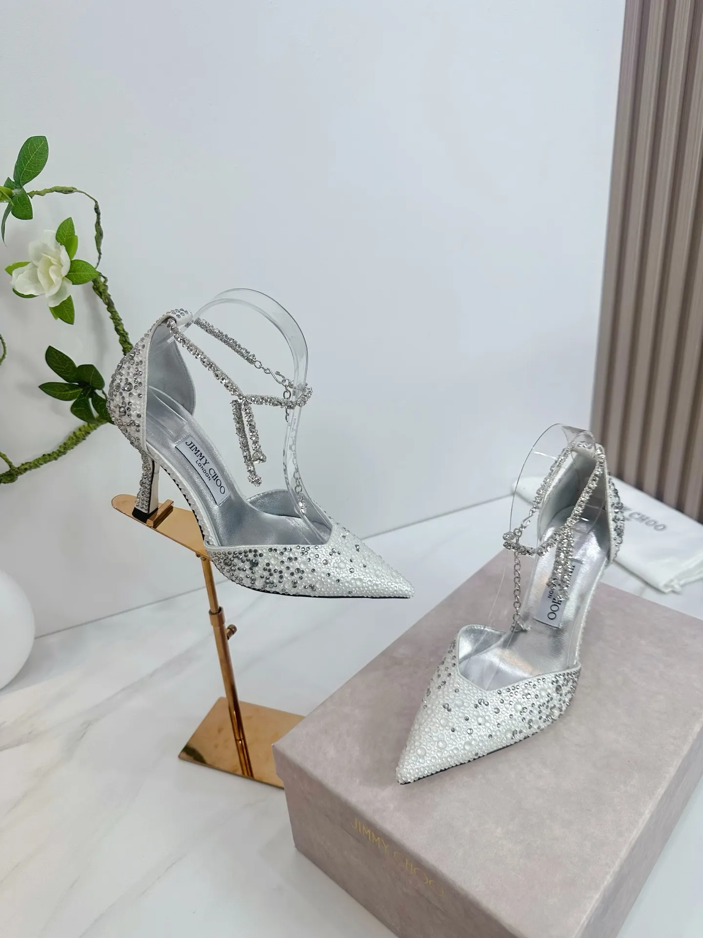 👟👟Ex-factory price 820👟👟 JIMMY CHOO (Jimmy CHOO) 💝💝💝 is a very comprehensive noble fashion lifestyle brand, with a series of women's high-heeled, medium-heeled, flat-heeled sandals with the same strap from major fashion bloggers and celebrities in Hong Kong and the United States.  The Australian pointed toe, round toe and square toe series are simply beautiful. Fall in love with elegance and playful sense of the future. Just by looking at them, you want to own them immediately, but you can really think about a pair of exquisite high heels~~~~~~~~~~~~~~~~~ 💝This series is specially designed for extraordinary and indifferent ladies, thus creating a unique overall effect, Jimmy Choo Design products that inspire women to move forward and show their charm💝💝💝 1⃣️Material: Imported silk hot diamond 2⃣️Inner: Imported Italian lambskin, super soft and delicate 3⃣️Outsole: Imported Italian original original color genuine leather injection molded outsole Heel height 8.5 4⃣️Code number: 35 to 39 (34.40.41.42. Customized)